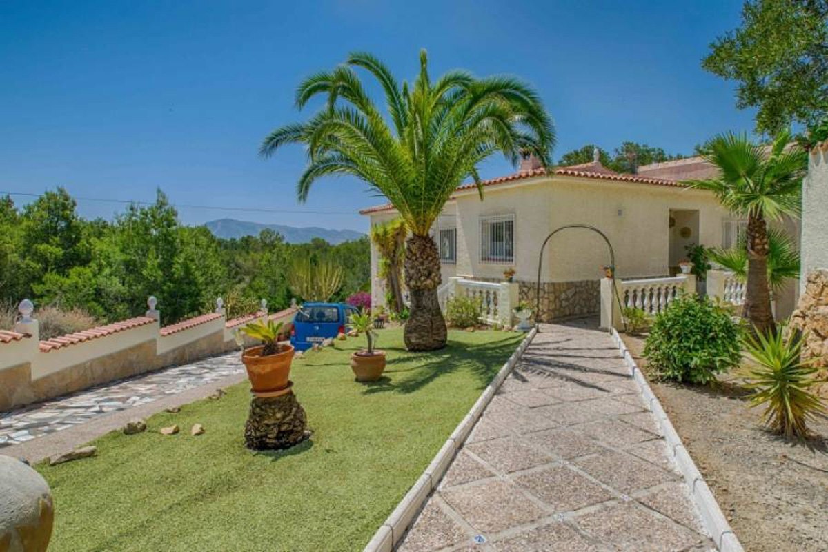 Beautiful Villa with a dream garden in La Nucia