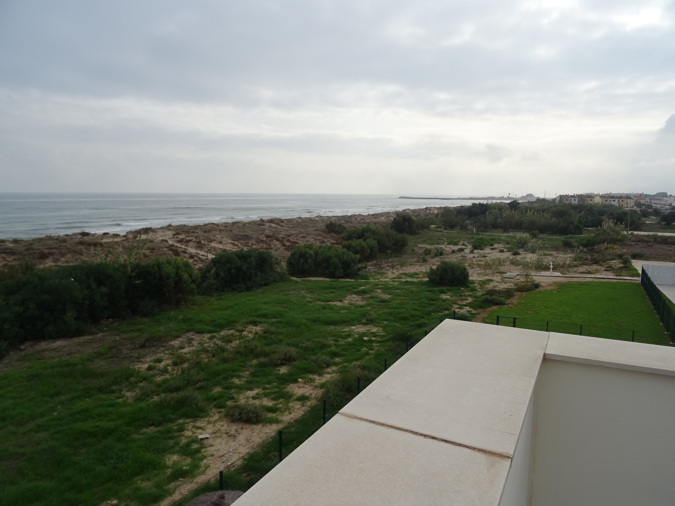 Preciosa Villa situada en primera línea de playa en Oliva